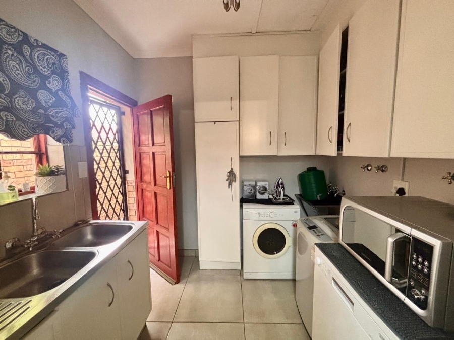 To Let 3 Bedroom Property for Rent in Flamwood North West